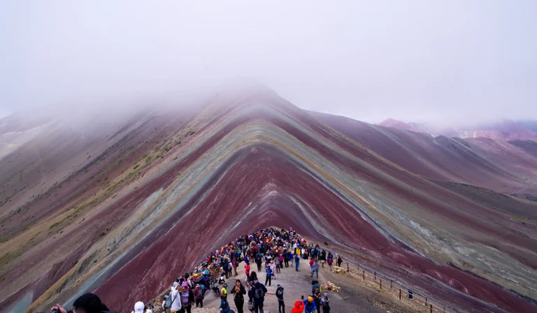 Montaña 7 colores cubierta de granizo