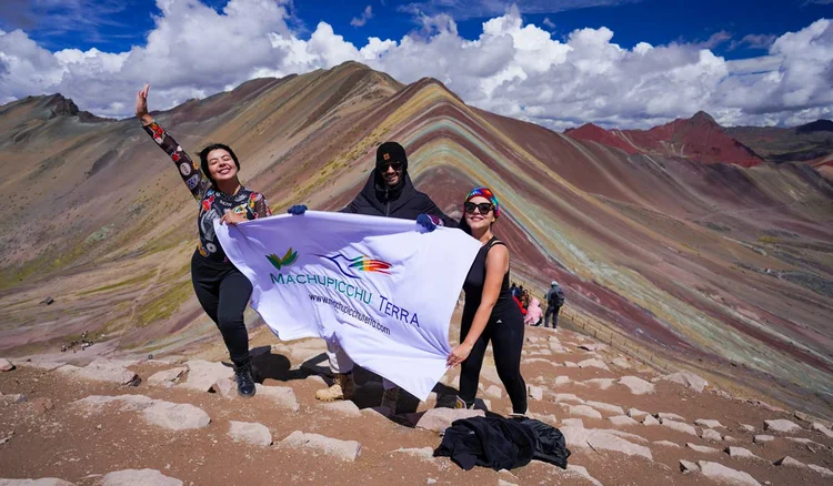 Turistas haciendo el tour de la Montaña de colores