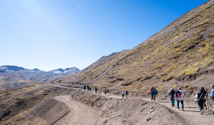 Visitors heading to the Montana de Colores