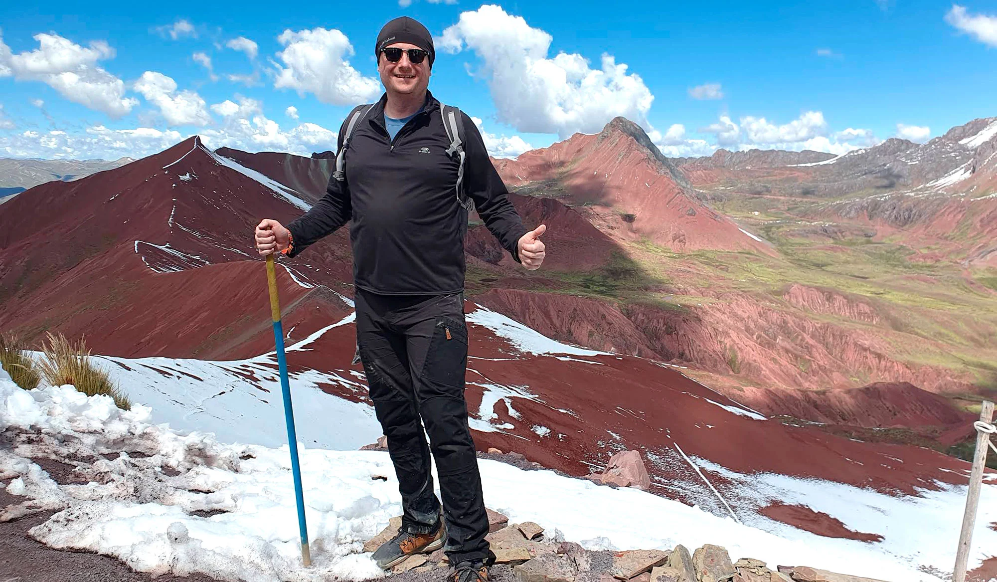Turista en el Valle Rojo del Cusco