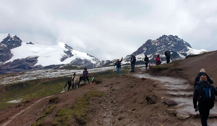 The hike: among colorful mountains