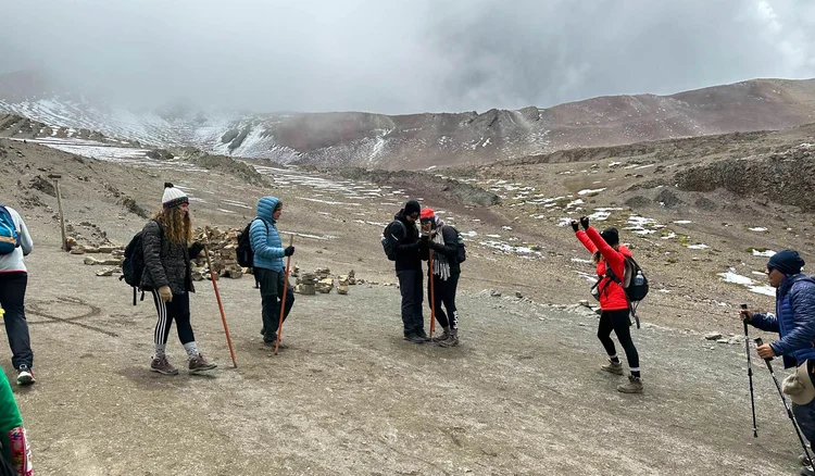 Turista fazendo a caminhada na Montanha de 7 Cores
