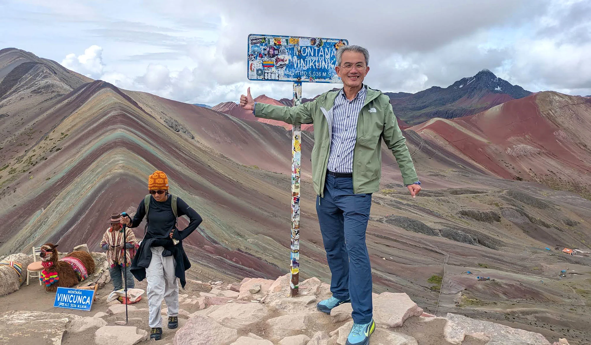 Turista en la montaña 7 colores